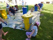 Společné odpoledne rodičů a dětí - natírání popelnic